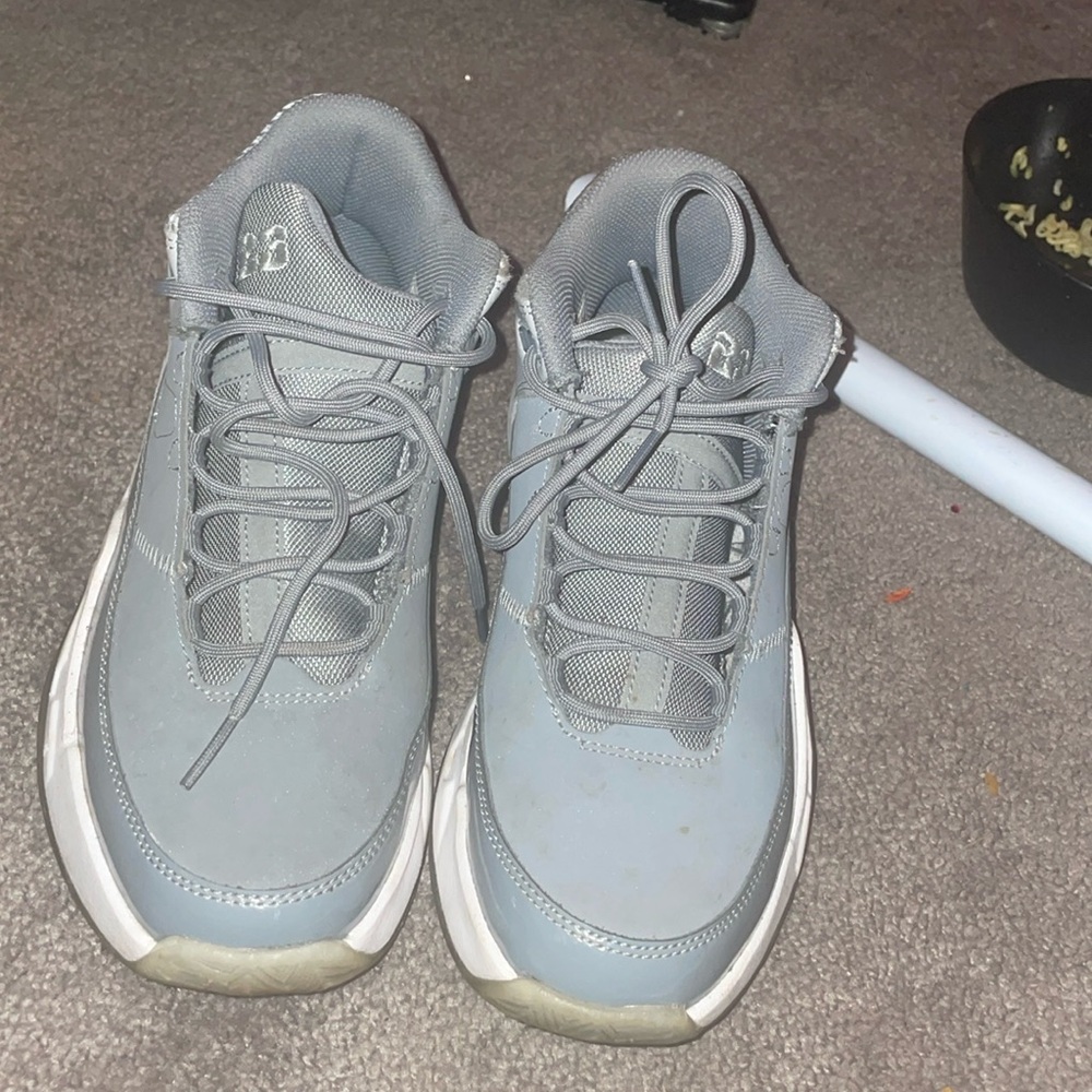 Gray Jordon’s size 6 in women’s